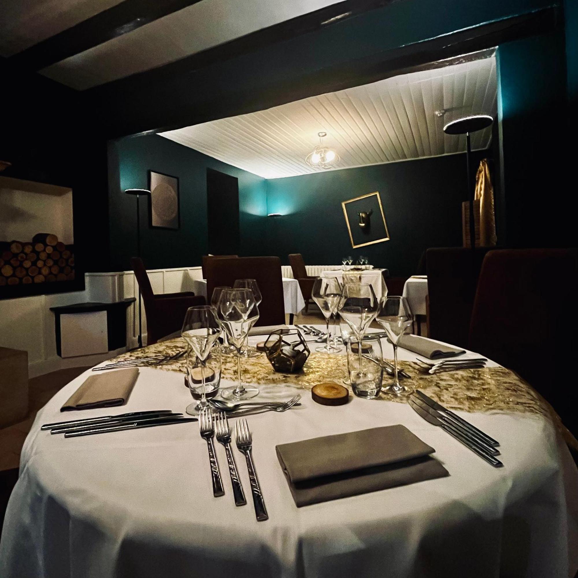 Отель Logis Le Relais De La Voie Sacree Issoncourt Экстерьер фото