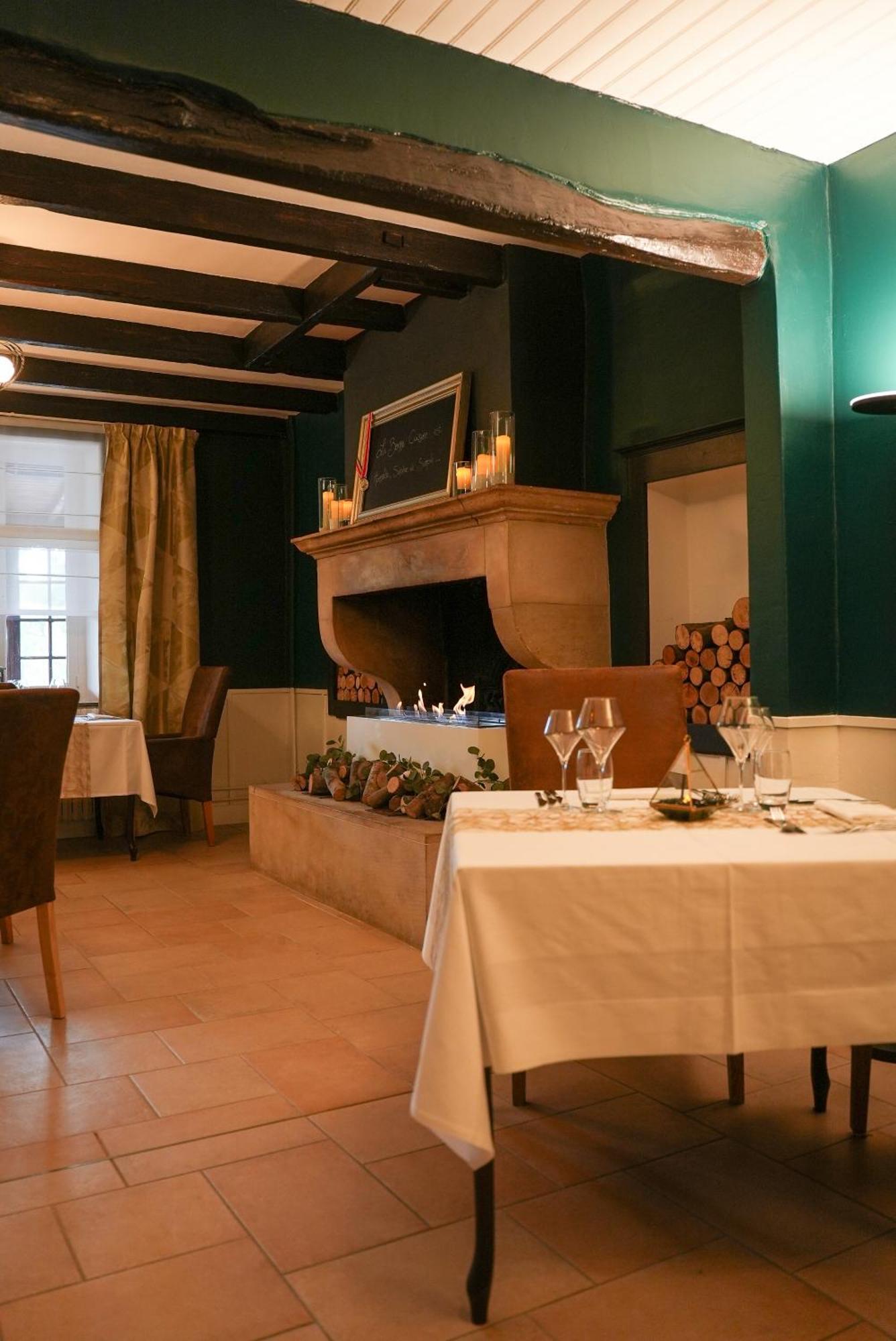 Отель Logis Le Relais De La Voie Sacree Issoncourt Экстерьер фото