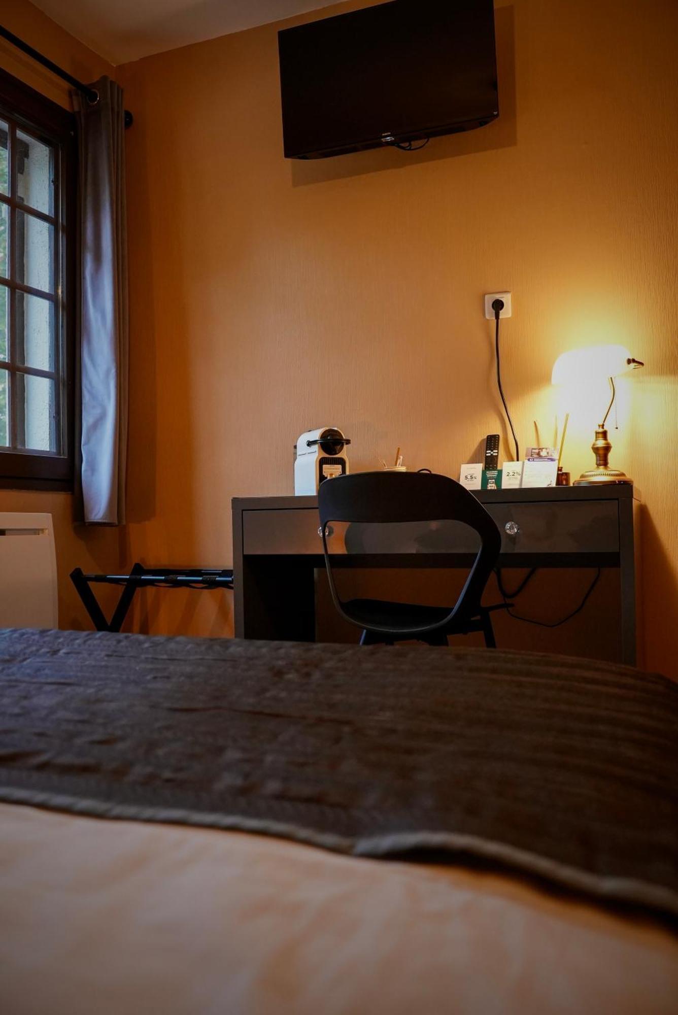 Отель Logis Le Relais De La Voie Sacree Issoncourt Экстерьер фото