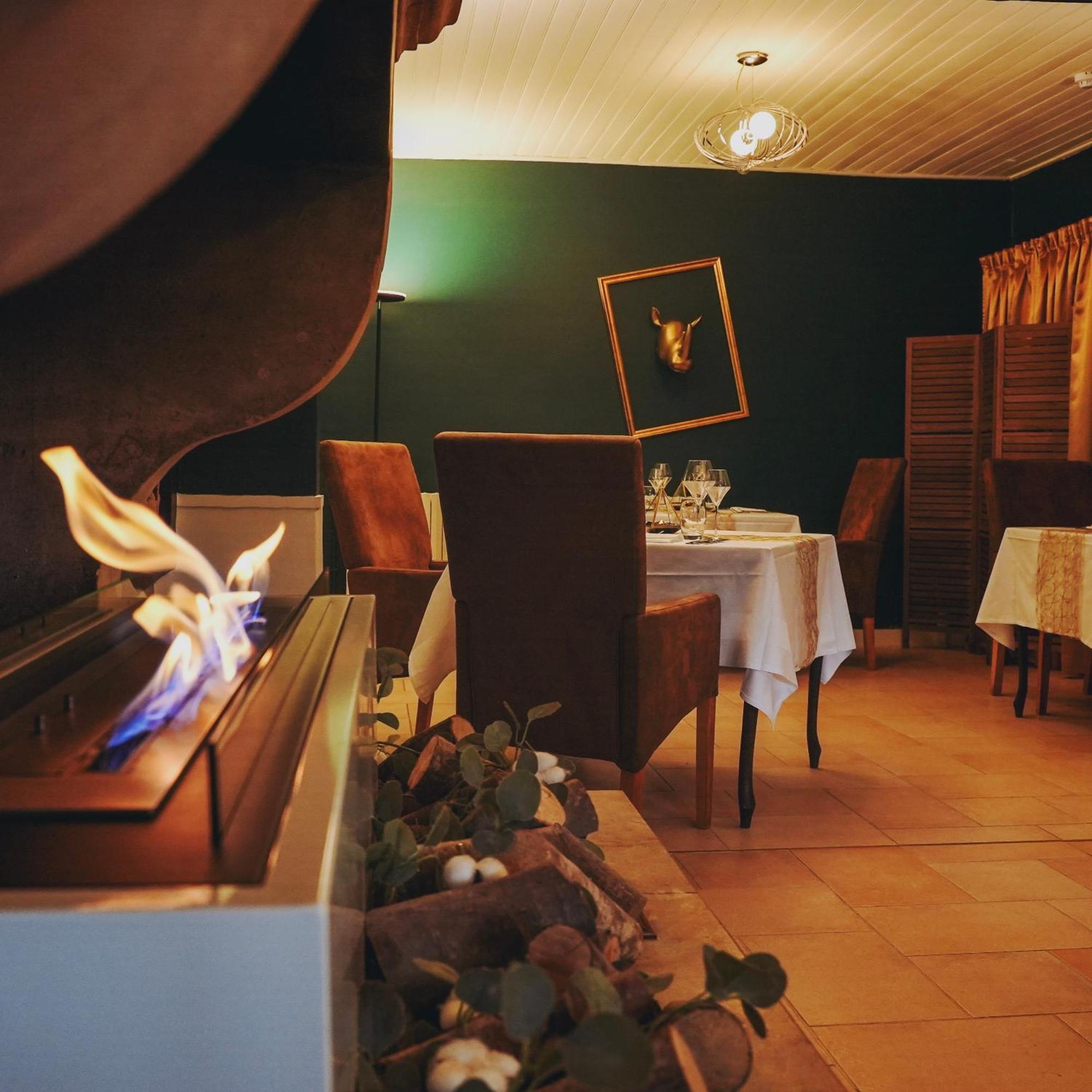 Отель Logis Le Relais De La Voie Sacree Issoncourt Экстерьер фото